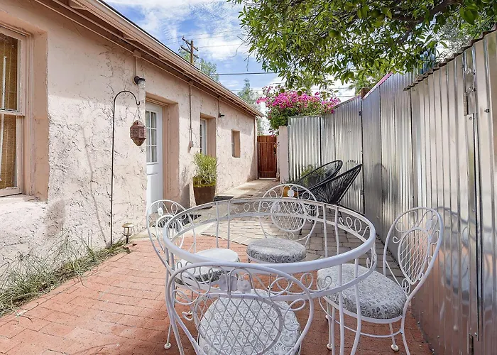Apartment Great Walkable Location! *