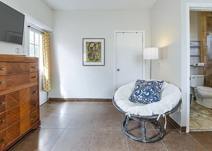 Apartment Great Walkable Location! *